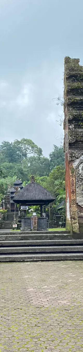 Innehalten beim heiligen Batukaru-Tempel.